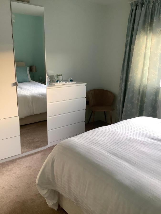 Private Room, Shared Bathroom With One Other, Tea And Coffee Making Facilities, Mini Fridge And Hairdryer, King Sized Bed With Help Yourself Continental Breakfast In Secluded Modern Property With Parking Bournemouth Eksteriør billede