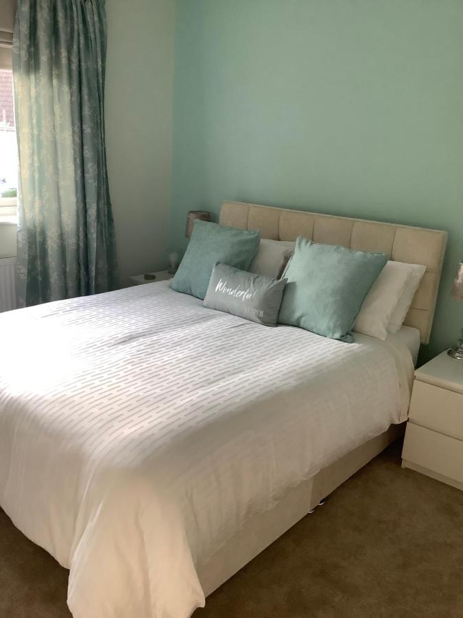 Private Room, Shared Bathroom With One Other, Tea And Coffee Making Facilities, Mini Fridge And Hairdryer, King Sized Bed With Help Yourself Continental Breakfast In Secluded Modern Property With Parking Bournemouth Eksteriør billede