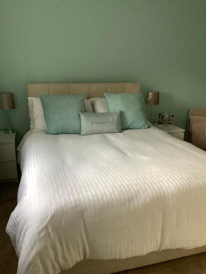 Private Room, Shared Bathroom With One Other, Tea And Coffee Making Facilities, Mini Fridge And Hairdryer, King Sized Bed With Help Yourself Continental Breakfast In Secluded Modern Property With Parking Bournemouth Eksteriør billede