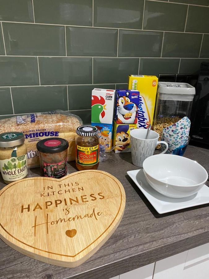 Private Room, Shared Bathroom With One Other, Tea And Coffee Making Facilities, Mini Fridge And Hairdryer, King Sized Bed With Help Yourself Continental Breakfast In Secluded Modern Property With Parking Bournemouth Eksteriør billede