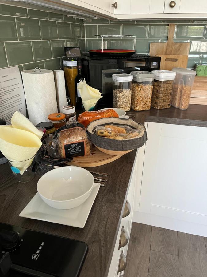 Private Room, Shared Bathroom With One Other, Tea And Coffee Making Facilities, Mini Fridge And Hairdryer, King Sized Bed With Help Yourself Continental Breakfast In Secluded Modern Property With Parking Bournemouth Eksteriør billede