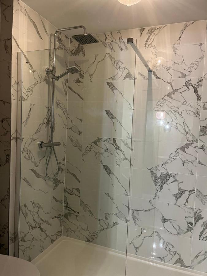 Private Room, Shared Bathroom With One Other, Tea And Coffee Making Facilities, Mini Fridge And Hairdryer, King Sized Bed With Help Yourself Continental Breakfast In Secluded Modern Property With Parking Bournemouth Eksteriør billede